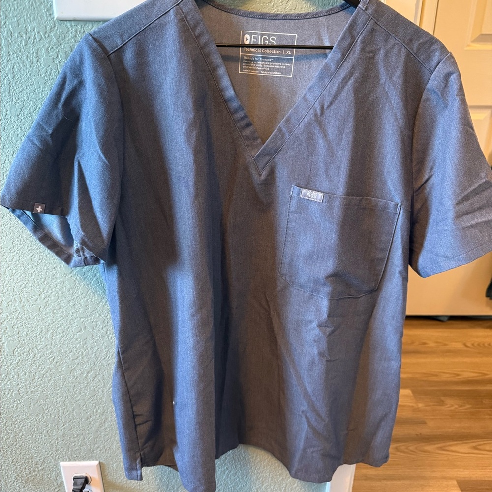 Figs  Women’s Crania Heather Denim  Scrub Top XL